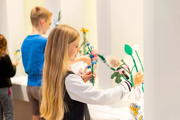 Kinderen stellen een bouquet samen in het bureau van keukenzaken in het Juniorpaleis