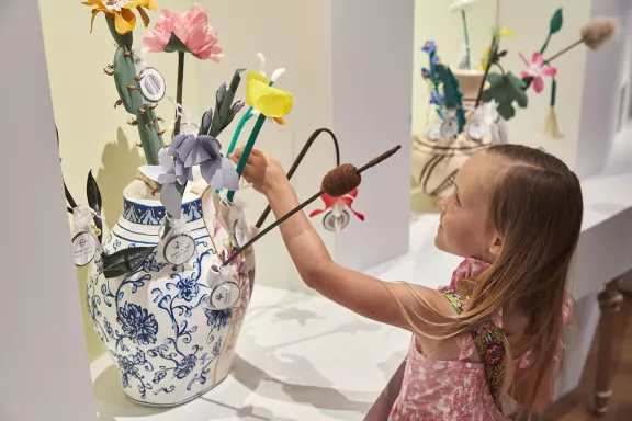 Kinderen maken boeketten in Juniorpaleis