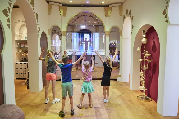 Kinderen dansen in het Juniorpaleis bij het Bureau Danszaken