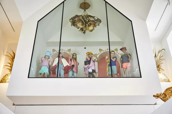 Children dressed up on the balcony of the junior palace during the spring holidays