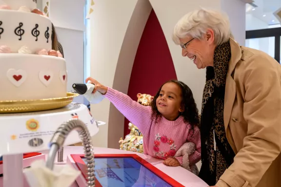 Meisje met moeder in het juniorpaleis