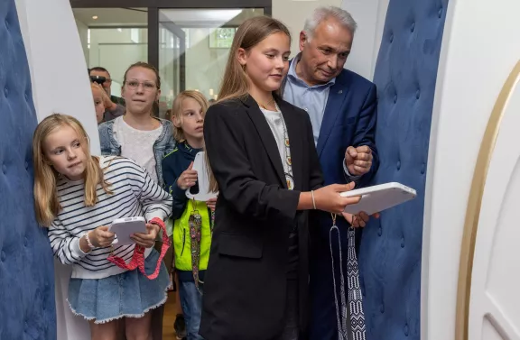 Juniorpaleis geopend samen met kinderburgemeester Jolie en wethouder Peter Messerschmidt van de Gemeente Apeldoorn