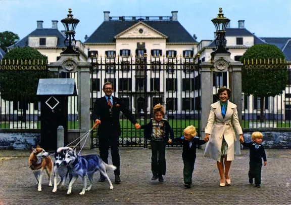 Paleis Het Loo in Apeldoorn, waar prinses Margriet en Pieter van Vollenhoven met hun gezin en honden op het voorplein poseren.