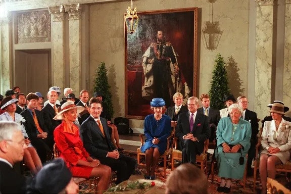 Deze foto toont het burgerlijk huwelijk van prins Maurits en prinses Marilène op Paleis Het Loo in Apeldoorn op 29 mei 1998.