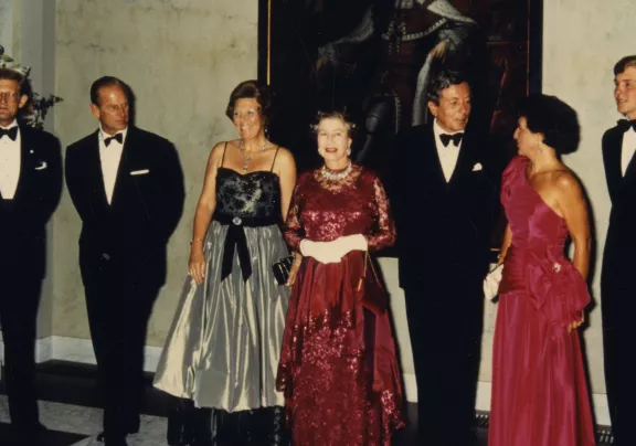Deze historische foto toont koningin Elizabeth II van het Verenigd Koninkrijk en koningin Beatrix der Nederlanden tijdens een galadiner op 6 juli 1988.