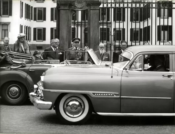 Wilhelmina in de Mercedes Benz bij het defilé in 1956