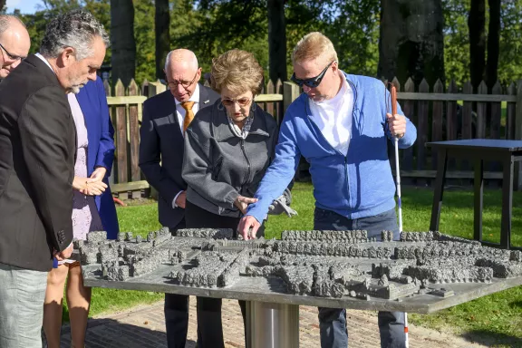 Prinses Margriet onthult maquette "Paleis Het Loo op de tast"