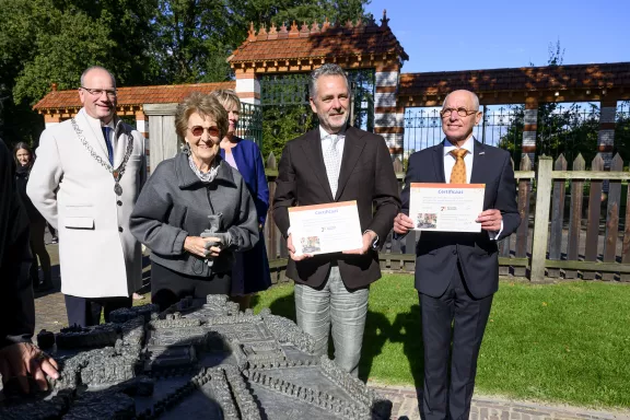 De overdracht van de maquette aan Paleis Het Loo