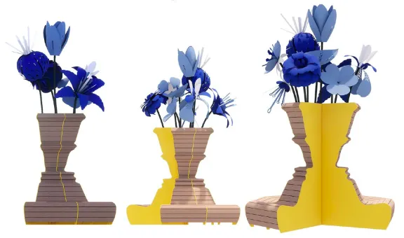kunstwerk met houten vazen en blauwe bloemen