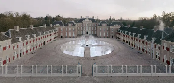De voorkant van Paleis Het Loo met de bassecour