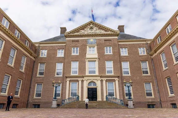Japanse keizer Naruhito op Paleis Het Loo poserend op de bassecour voor het paleis
