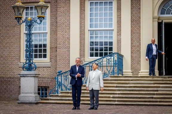 Japanse keizer Naruhito op Paleis Het Loo poserend en in gesprek met directeur Frans van der Avert op de bassecour voor het paleis