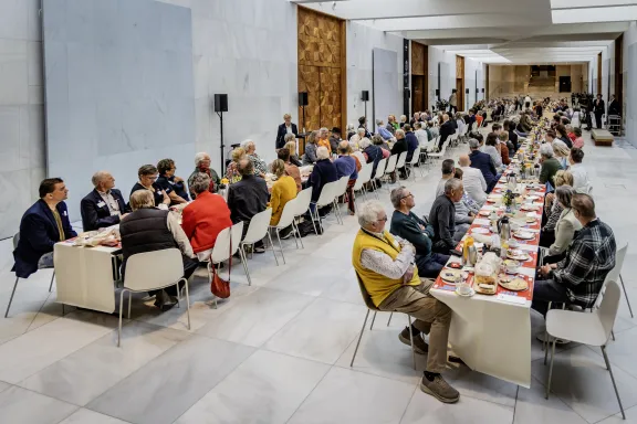 vrijheidsontbijt met mensen aan lange tafels