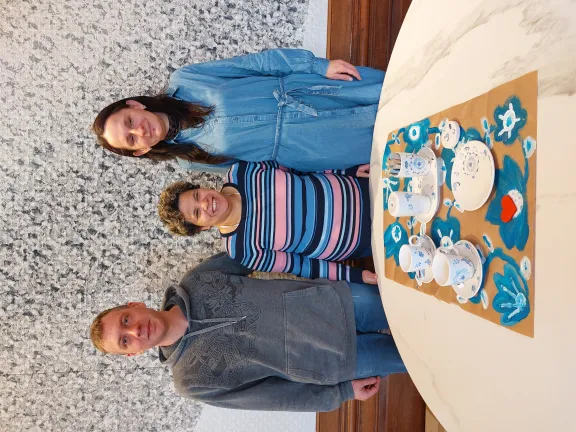 Delfts Blauw servies met kop en schotels, gebaksbordjes en melk- en suikersets