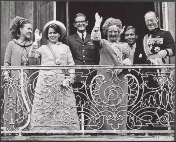 Prinsjesdag 1968. Van links naar rechts: prinses Margriet, prinses Christina, mr. Pieter van Vollenhoven, koningin Juliana, prins Claus en prins Bernhard