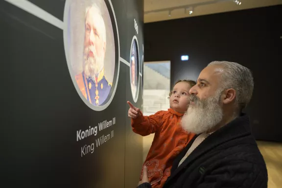 Besucher vor dem Stammbaum in der Ausstellung „Die Oranier“