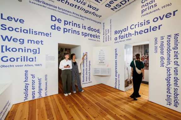 Bezoekers bij de tentoonstelling De Oranjes