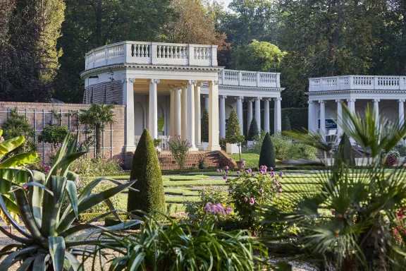 De boventuin met de colonnades