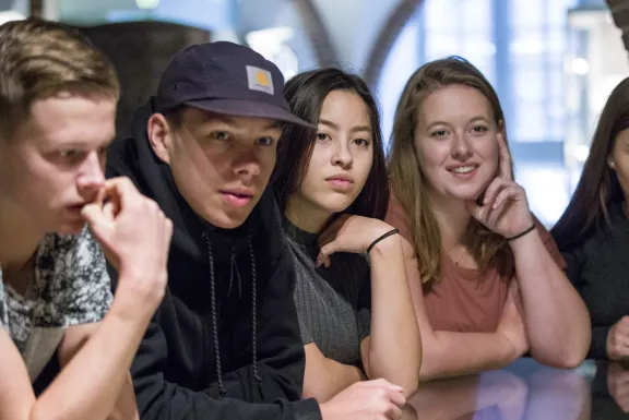 studenten luisteren aandachtig naar de museumdocent.