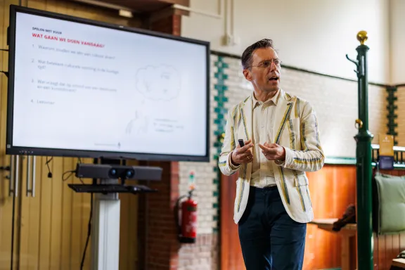 Edwin van Meerkerk geeft een lezing in Stal1.