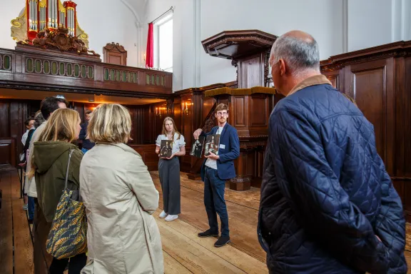 Museumeducator met docenten in de kapel.