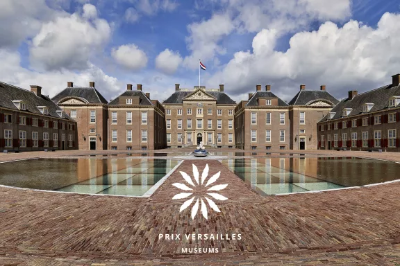 The front of Paleis Het Loo with the bassecour