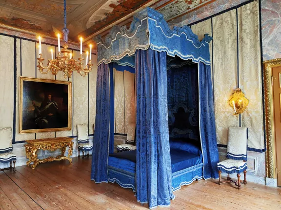 De bedkamer van stadhouder Willem III met blauw staatsiebed