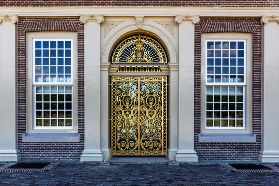 Het hek van bladgoud als achteruitgang van Paleis Het Loo