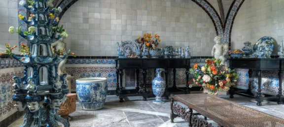 Het keukenkeldertje van Mary met bloemen en Delfts aardewerk