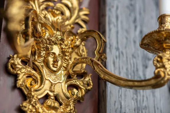 Gouden details van een wandlamp