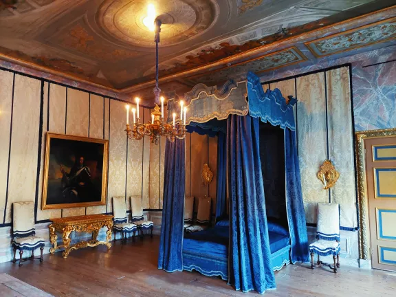 De bedkamer van stadhouder Willem III met blauw staatsiebed