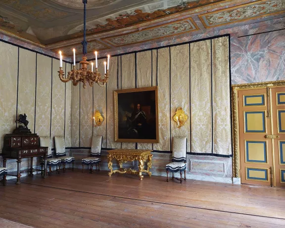 De bedkamer van stadhouder Willem III met marottafel