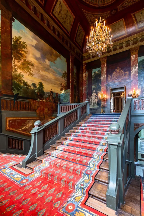 De grote trap van Paleis Het Loo met in de achtergrond de muurschildering naar ontwerp van Daniel Marot en geschilderd door Robert Duval