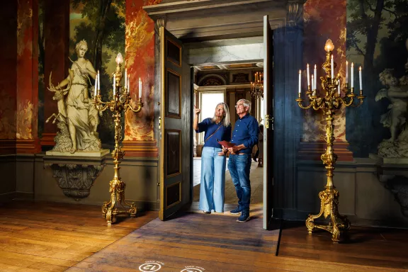 Mensen bij de grote trap