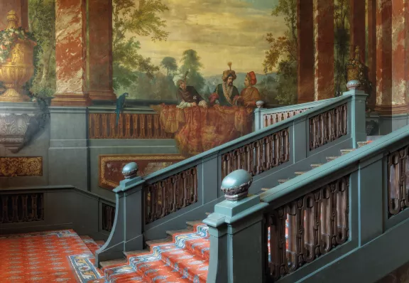 De grote trap van Paleis Het Loo met in de achtergrond de muurschildering naar ontwerp van Daniel Marot en geschilderd door Robert Duval