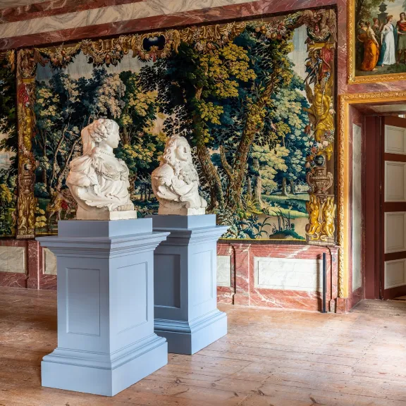 Bustes van Willem en Mary in de oude eetzaal