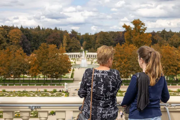 Bezoekers op het paleisdak in de herfst