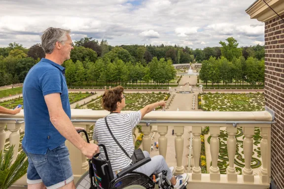 Bezoekers die wijzen naar de paleistuin vanaf het paleisdak