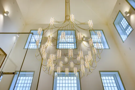 Moderne kroonluchter in de grand foyer