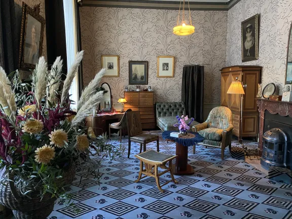 Slaapkamer juliana met blauw patronen vloer, meubels en bloemen