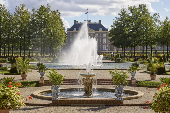 Das Schloss, gesehen von den Gärten aus, mit Springbrunnen im Vordergrund