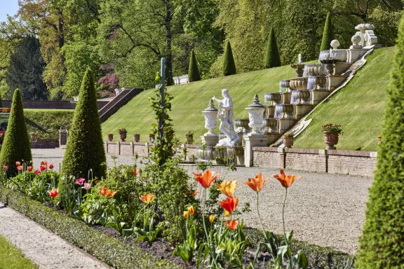 Die Arion-Kaskade im Frühling mit Blumen im Vordergrund