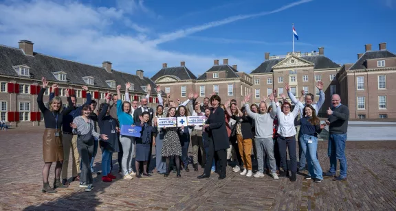 Vriendenloterij verrast Paleis Het Loo met sponsorcheque