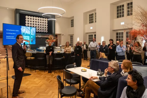 Het resultaat dat is behaald met behulp van de ambassadeurs wordt aan hen gepresenteerd in de balzaal