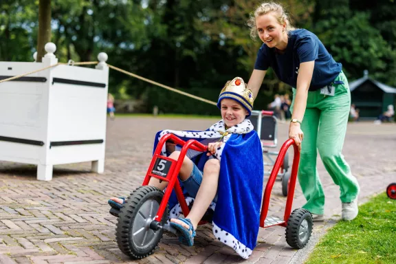 Activiteitenbegeleider aan het spelen met een kindje