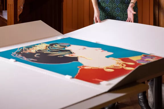 Andy Warhol zijn portret van Koningin Margaret van Denemarken uit de collectie Reigning Queens met Hanna Klarenbeek van Paleis Het Loo ernaast