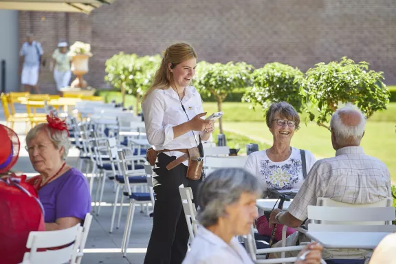 Horeca personeel aan het werk op het terras van de balzaal