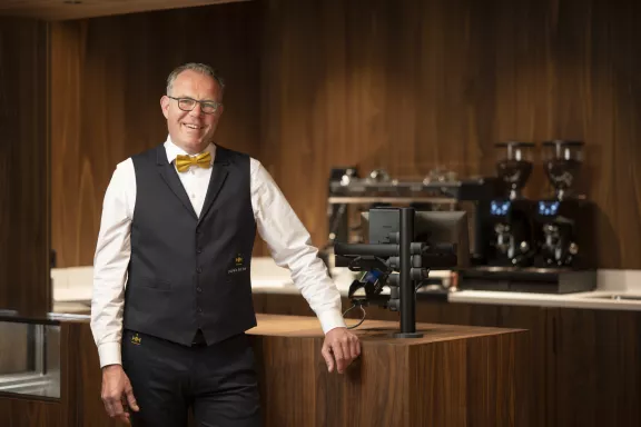 Sven Scholten, employee of Paleis Het Loo, in the café