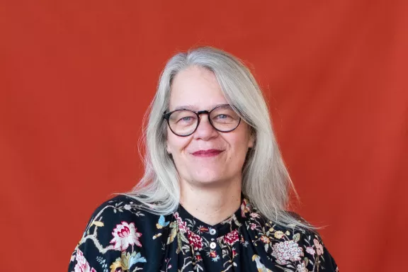 Een portret van Kristin Duysters, conservator glas en keramiek