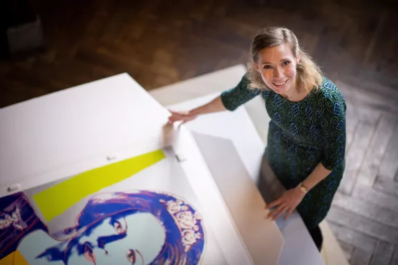 Andy Warhol zijn portret van Beatrix uit de collectie Reigning Queens met Hanna Klarenbeek van Paleis Het Loo ernaast